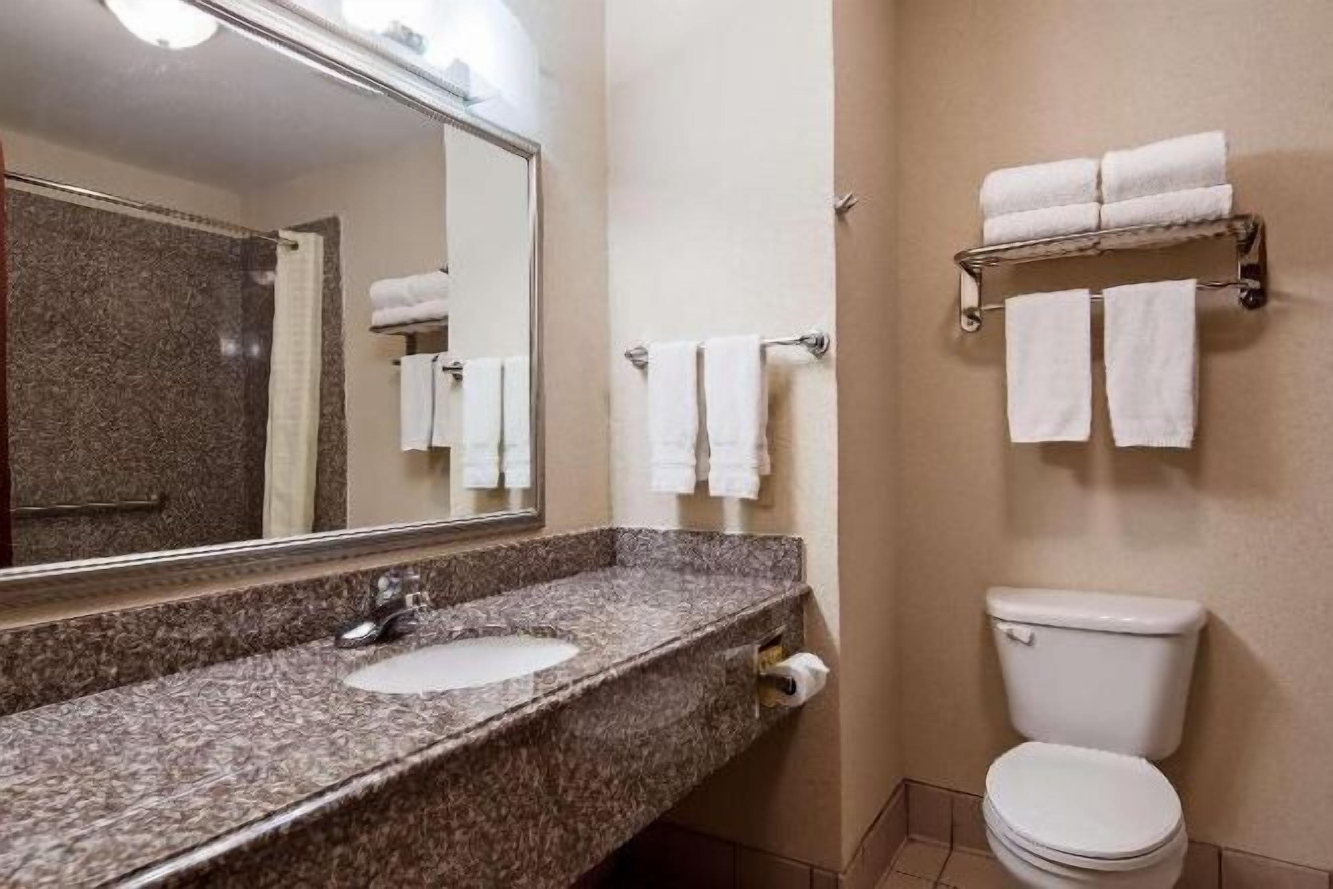 Baño | Amenidades de baño gratuitas, secadora de cabello, batas, toallas 