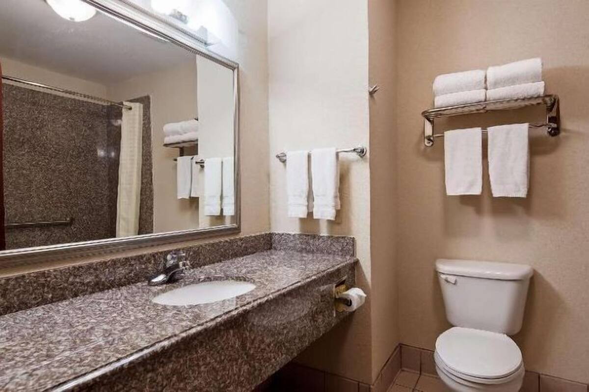 Bathroom | Free toiletries, hair dryer, bathrobes, towels