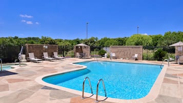 Piscine extérieure (ouverte en saison), parasols de plage