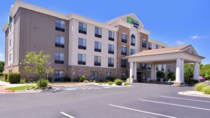 Un hotel Holiday Inn Express con ingresso coperto e parcheggio.