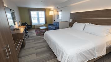 Escritorio, cortinas blackout y tabla de planchar con plancha