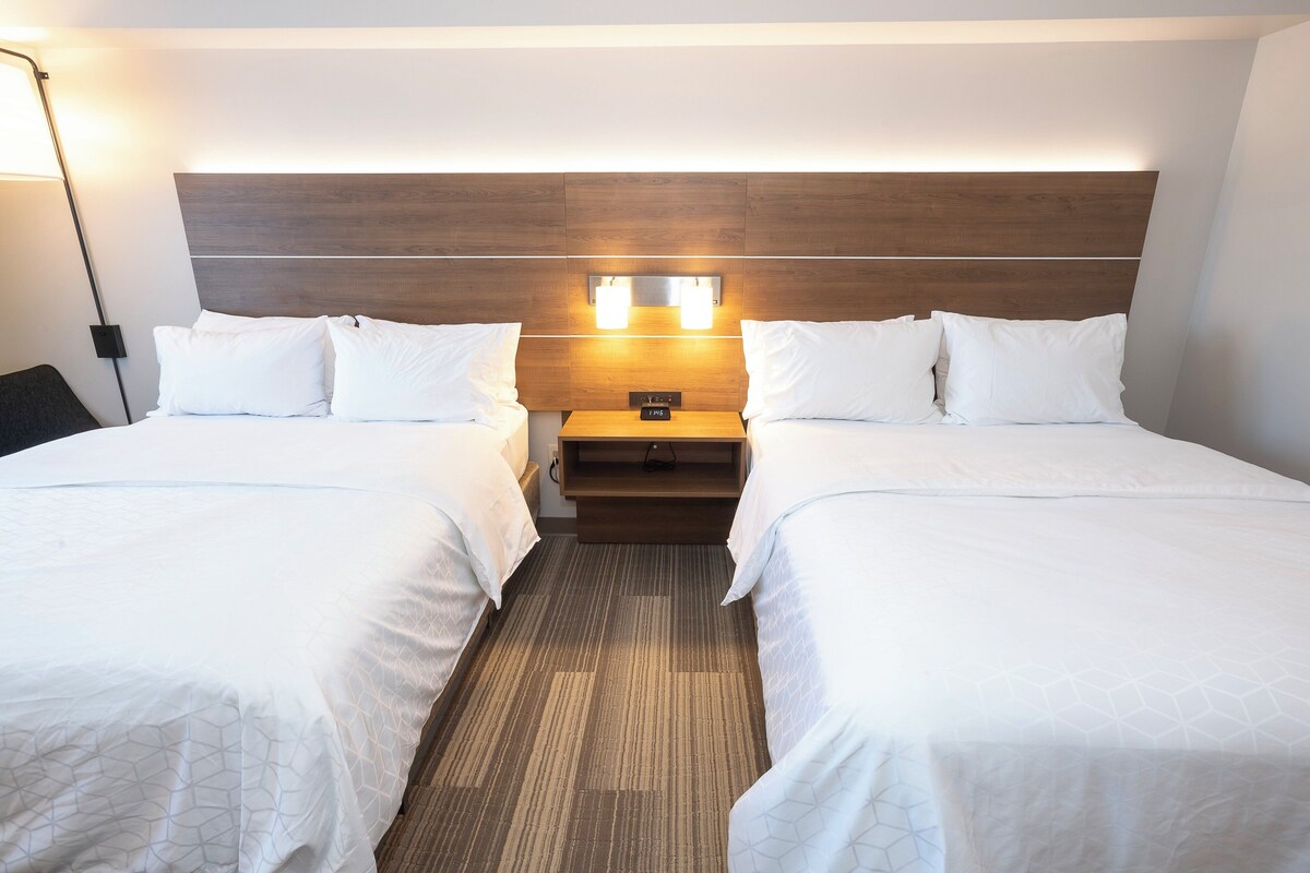 Standaard kamer, 2 queensize bedden | Een bureau, verduisterende gordijnen, een strijkplank/strijkijzer