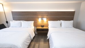 Skrivebord, blendingsgardiner og strykejern/-brett