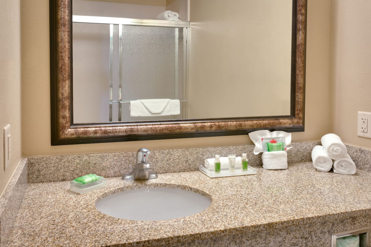 combined shower/bathtub, hydromassage showerhead, free toiletries