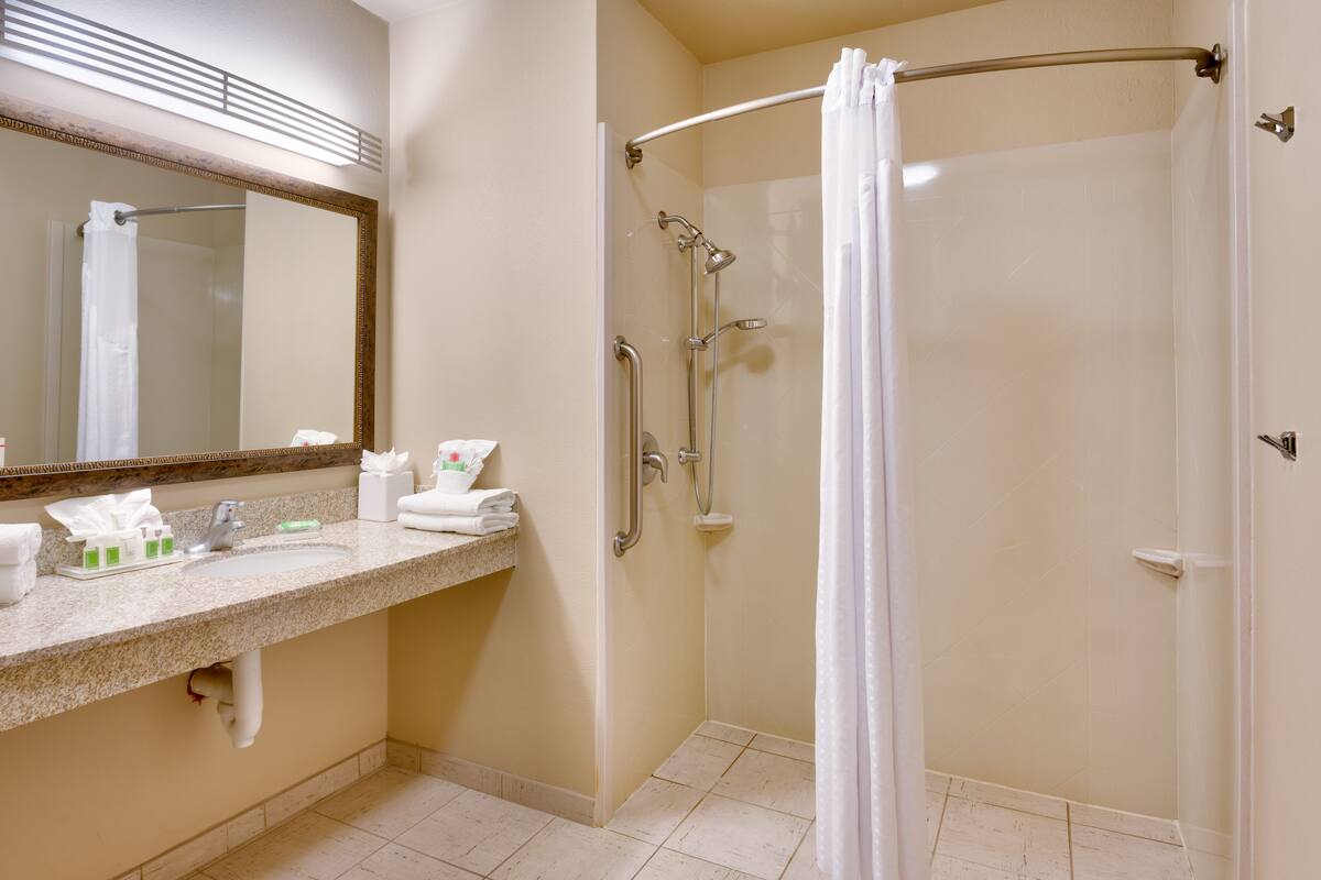 Chambre Standard, 2 grands lits, accessible aux personnes à mobilité réduite (Roll-In Shower) | Salle de bain | Ensemble douche/baignoire, douche hydromassante