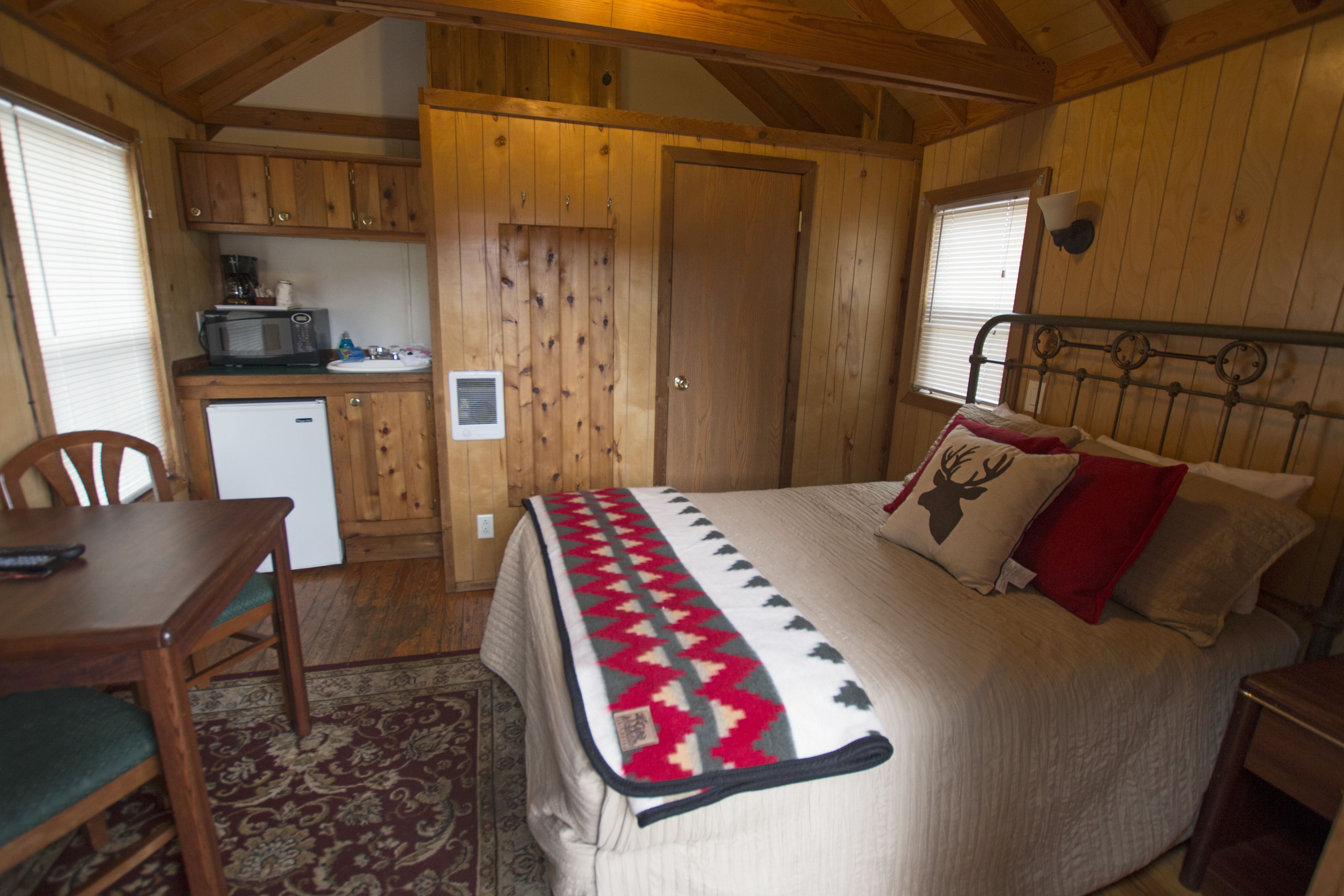 cabin, kitchenette | iron/ironing board, free wifi, bed sheets