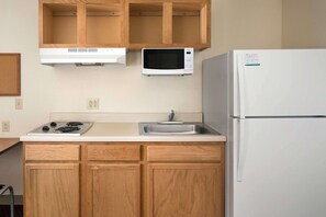 Refrigerador con congelador, microondas y parrilla de estufa 