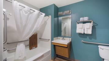 Ein Badezimmer mit Badewanne, Waschbecken, Spiegel und Toilette.