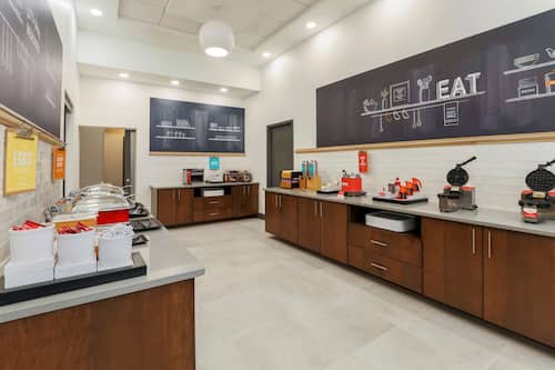 Buffet déjeuner gratuit tous les jours
