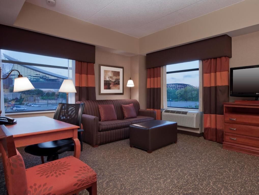 Woonruimte | Een 55-inch lcd-televisie met kabelzenders en een televisie