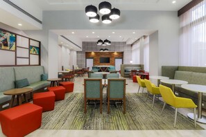 Lobby - Hampton Inn & Suites Pittsburgh-Downtown (Pittsburgh)