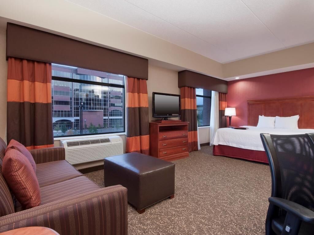 Luxe beddengoed, pillowtop-bedden, een kluis op de kamer, een bureau