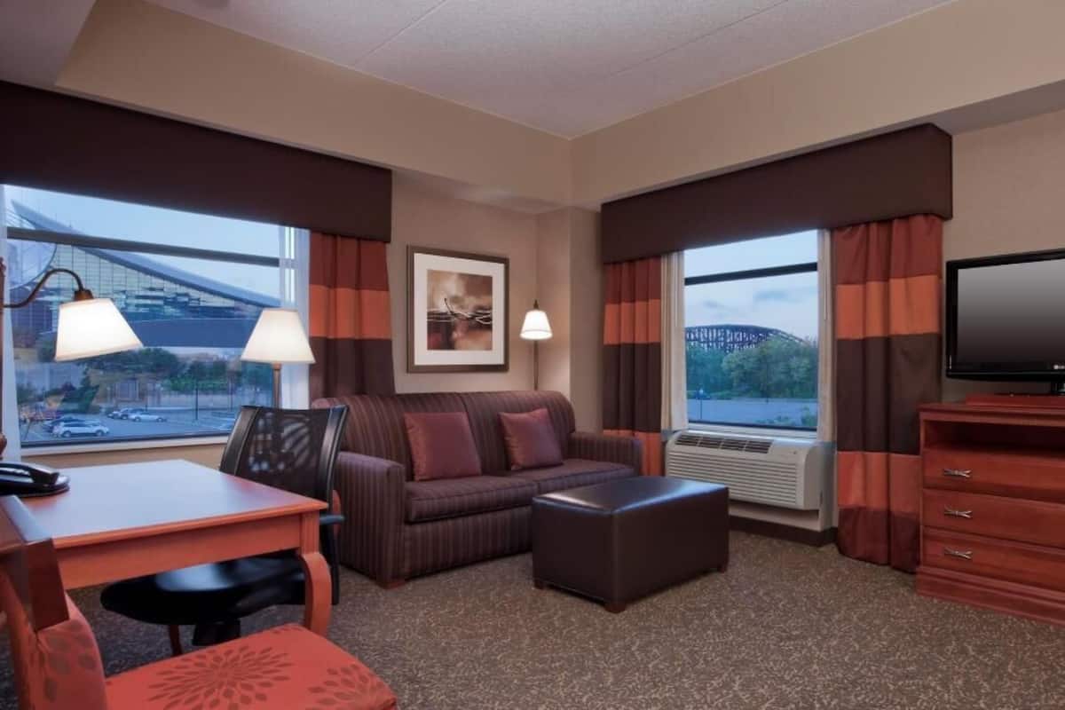 Living area | 55-inch LCD TV with cable channels, TV