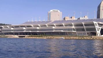 Un hôtel moderne doté d’une architecture originale, composé d’un ensemble de bâtiments reliés entre eux et situé au bord de l’eau.