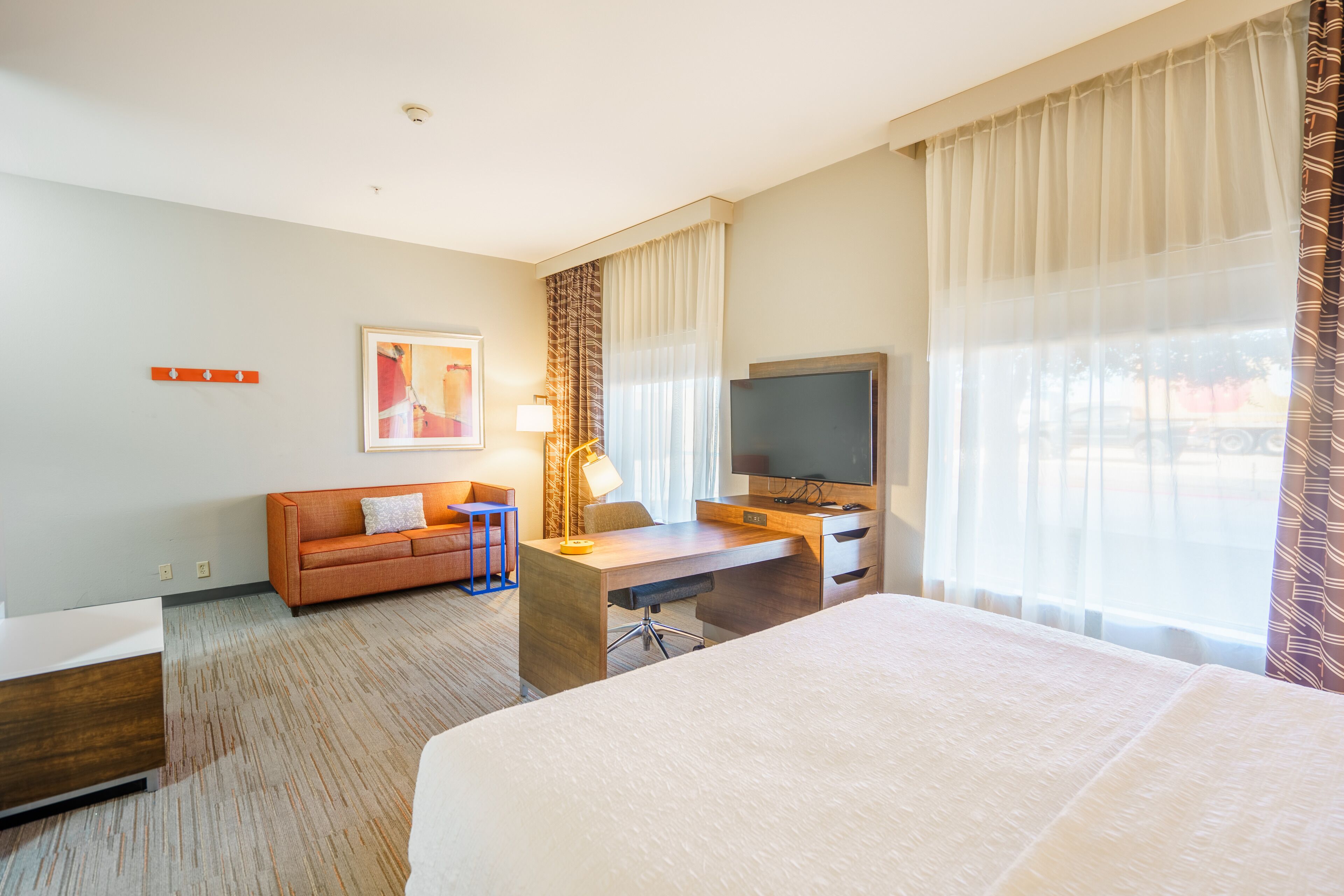 Chambre non-fumeurs, très grand lit | Bureau, fer et planche à repasser, lit de bébé (gratuit)