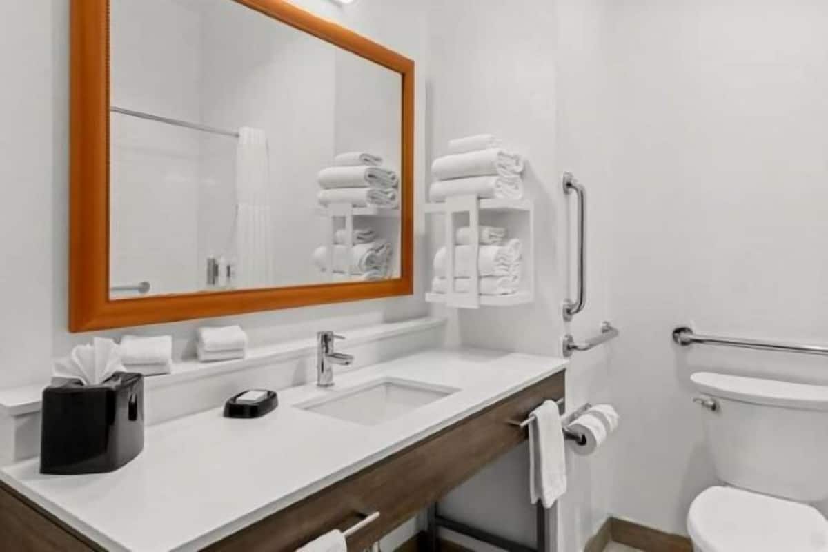 Kamar mandi | Perlengkapan mandi desainer, pengering rambut, handuk, dan sabun