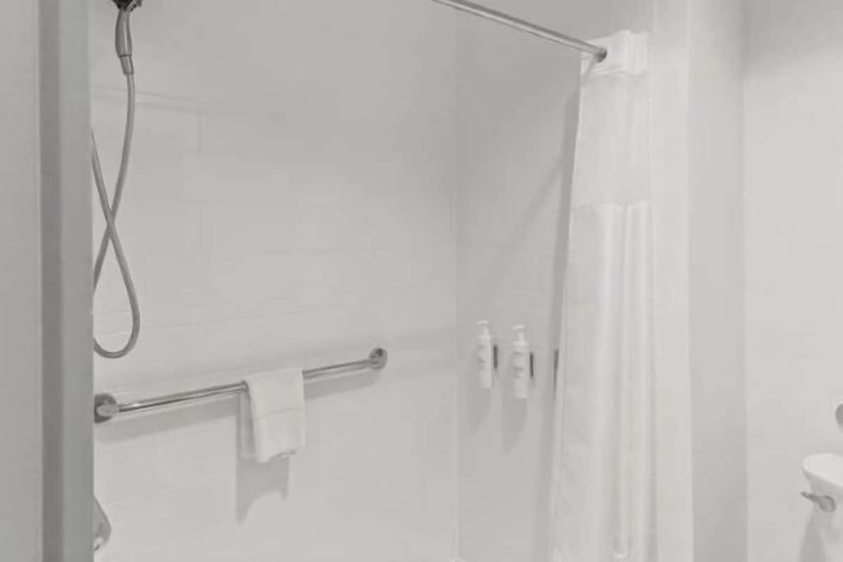 Perlengkapan mandi desainer, pengering rambut, handuk, dan sabun