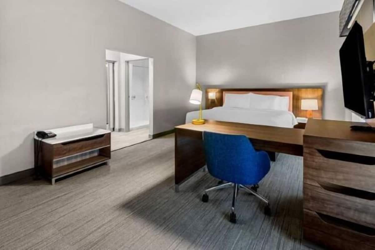 Meja kerja, setrika/meja setrika, dan tempat tidur bayi gratis