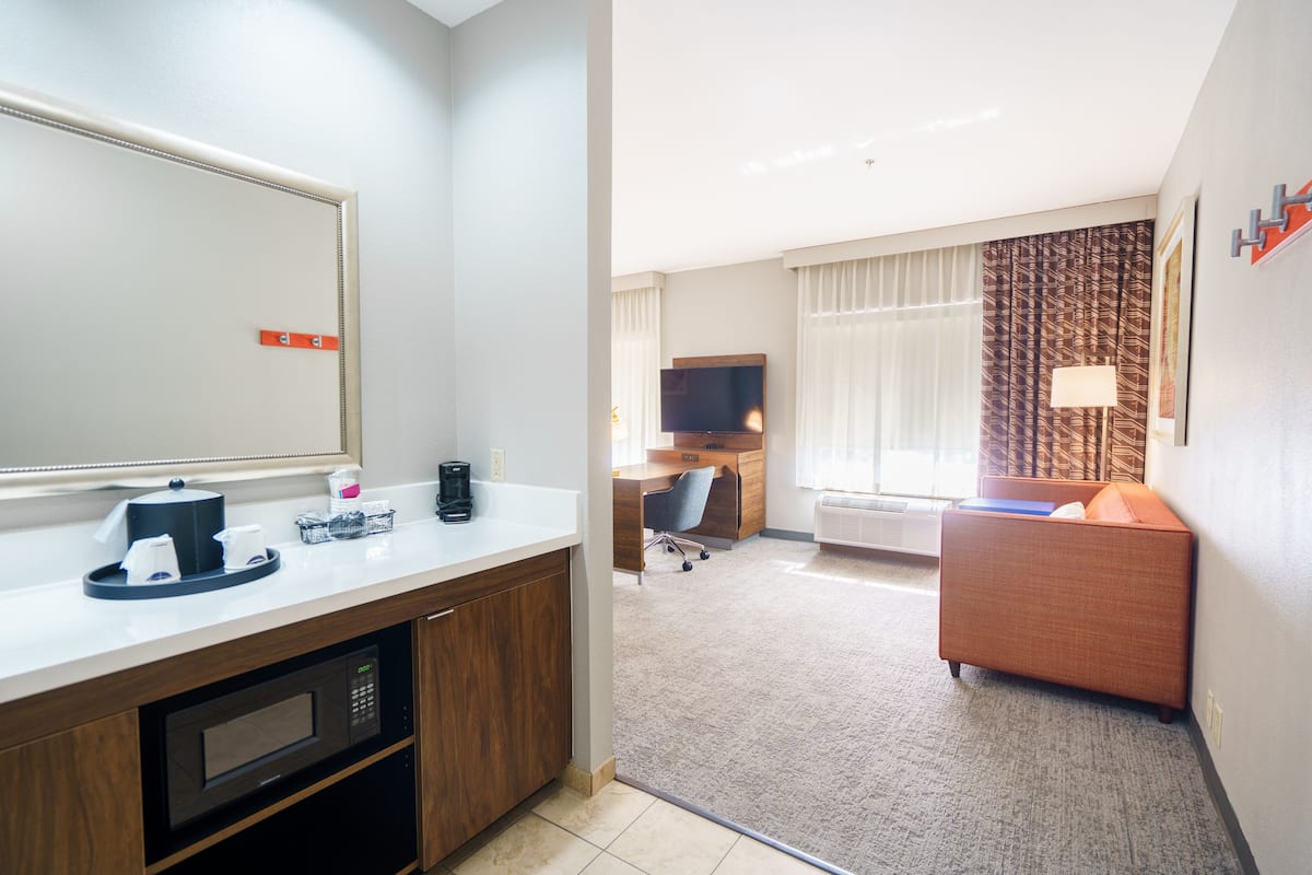 one king studio suite non smoking | desk, iron/ironing board, free cots/infant beds, free wifi