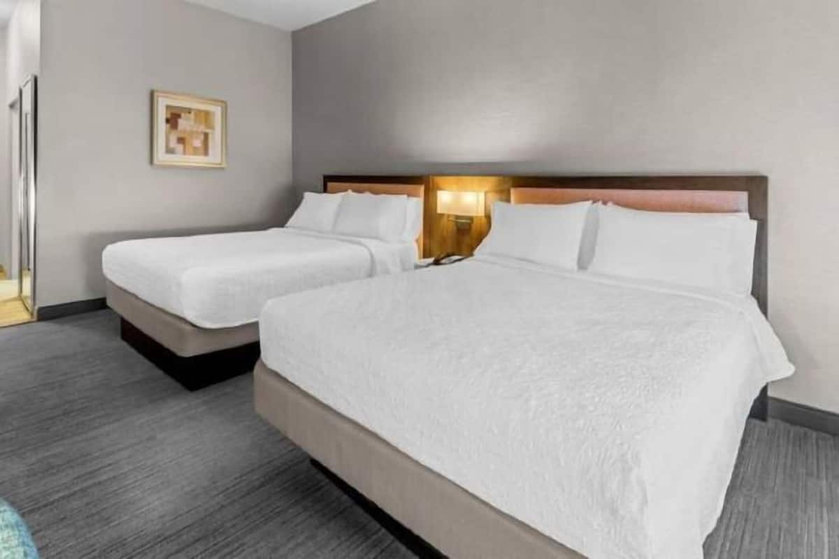 Meja kerja, setrika/meja setrika, dan tempat tidur bayi gratis