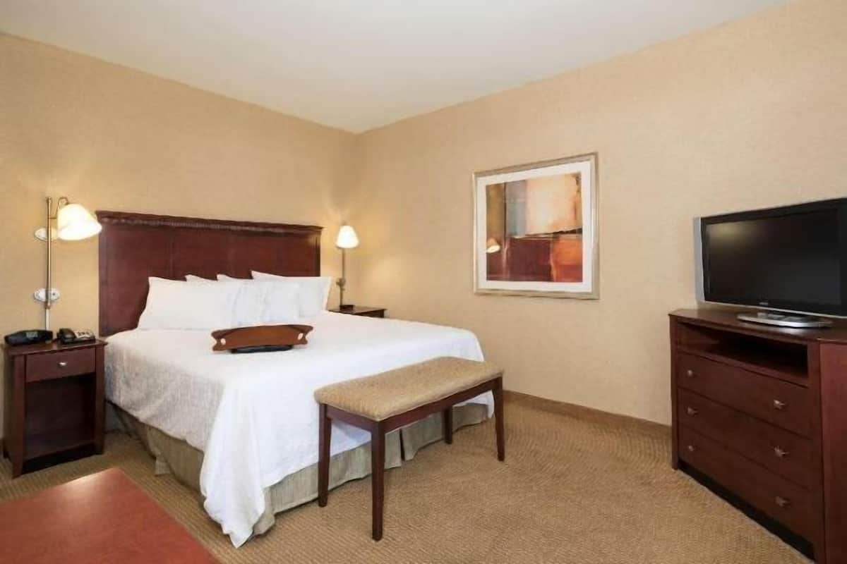 Meja kerja, setrika/meja setrika, dan tempat tidur bayi gratis