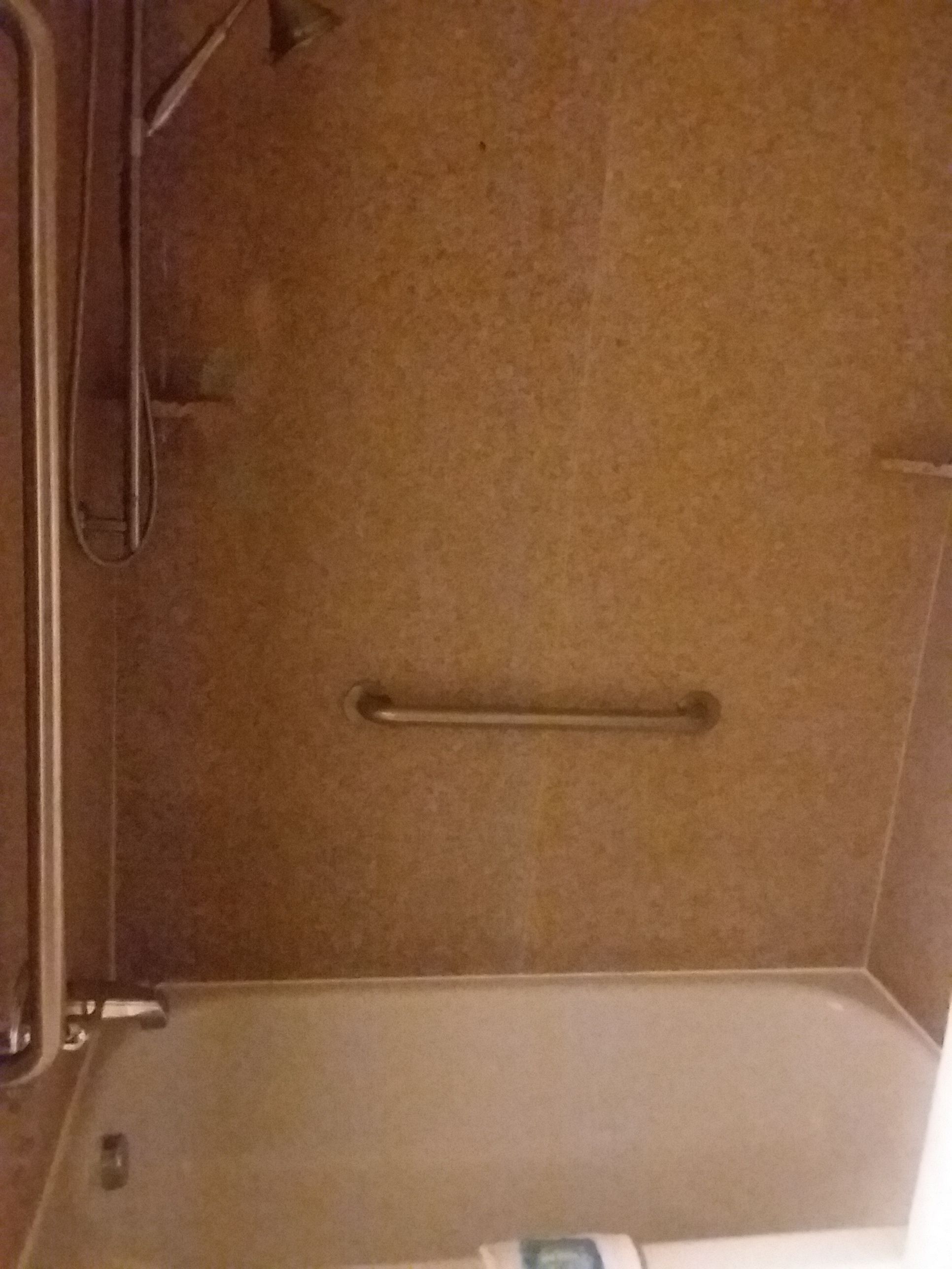 Un bagno con una vasca, un porta asciugamani e una zona doccia.