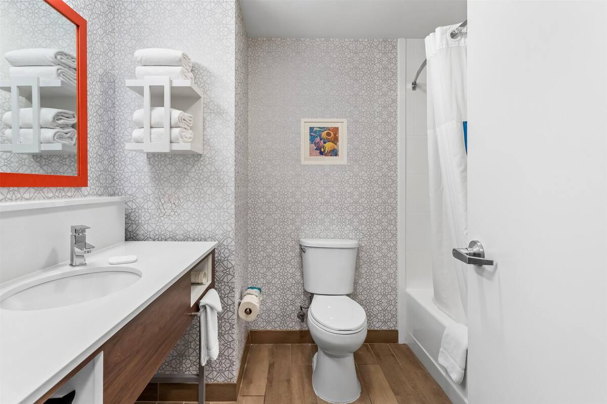 room, 2 queen beds, non smoking | bathroom | free toiletries, bathrobes