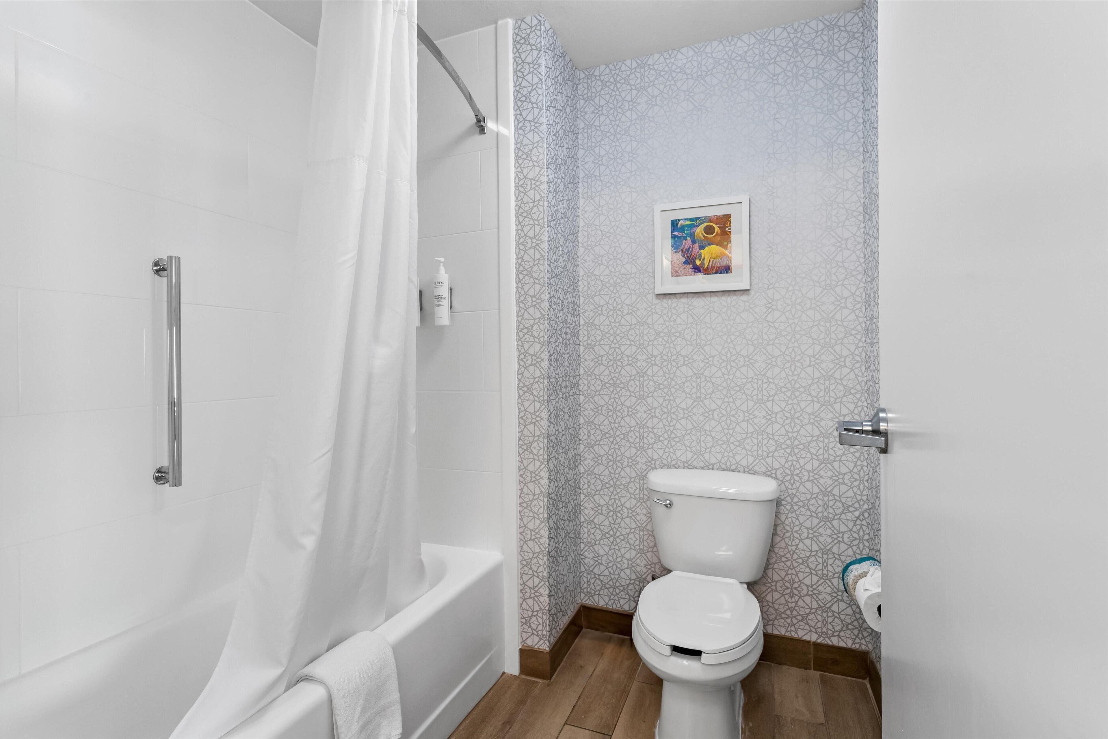 studio suite, 2 queen beds, non smoking | bathroom | free toiletries, bathrobes