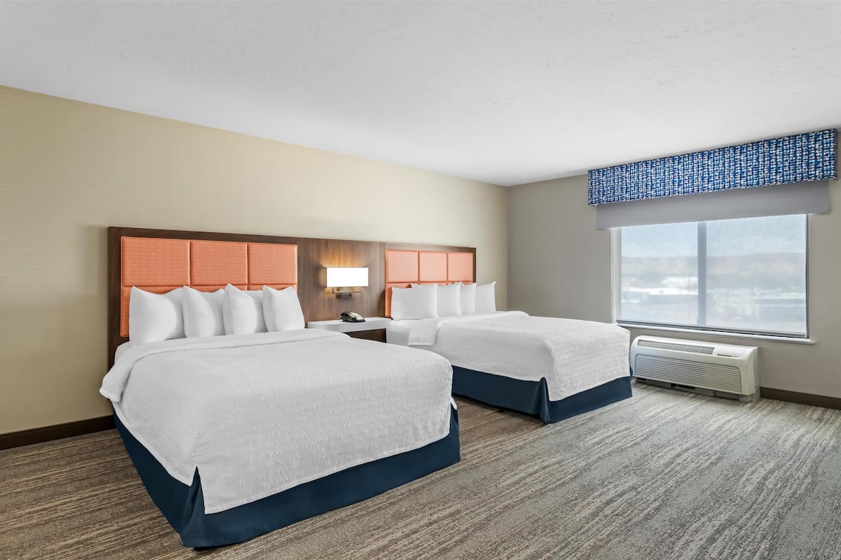 Chambre, 2 grands lits, accessible aux personnes à mobilité réduite, baignoire (Hearing)