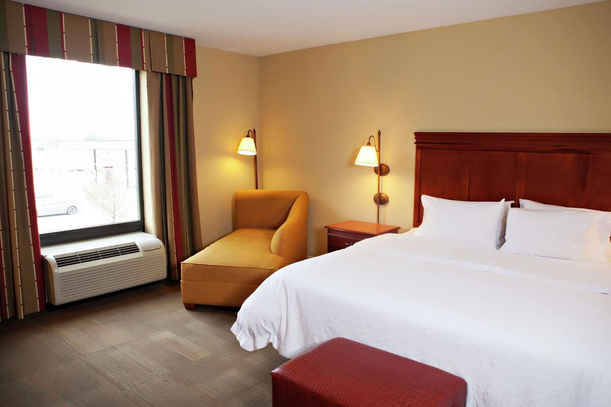 room, 1 king bed, accessible, non smoking | iron/ironing board, free wired internet, bed sheets, alarm clocks