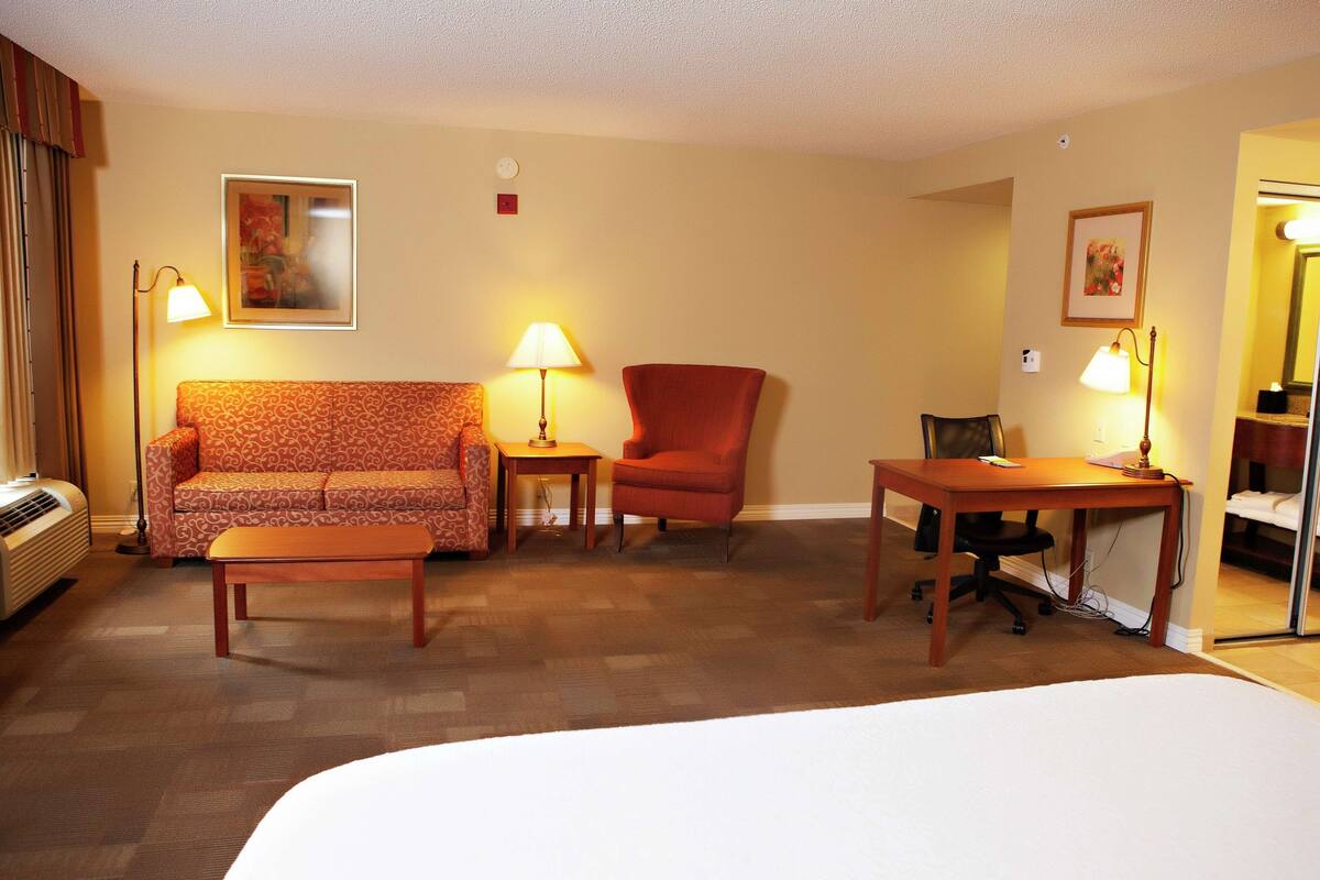 suite, 1 king bed, non smoking | iron/ironing board, free wired internet, bed sheets, alarm clocks