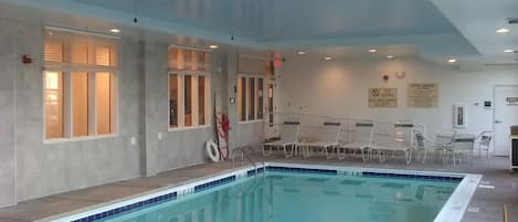 Indoor pool, sun loungers