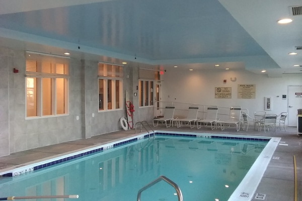 Indoor pool, sun loungers