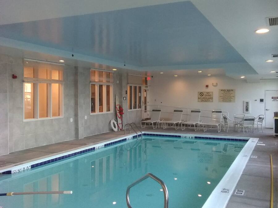 Indoor pool, pool loungers