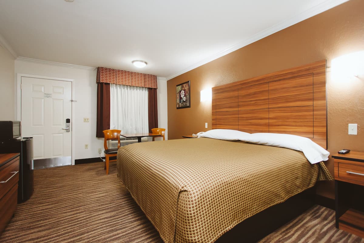 Standard Room, 1 King Bed, Smoking | Desk, iron/ironing board, WiFi (free)
