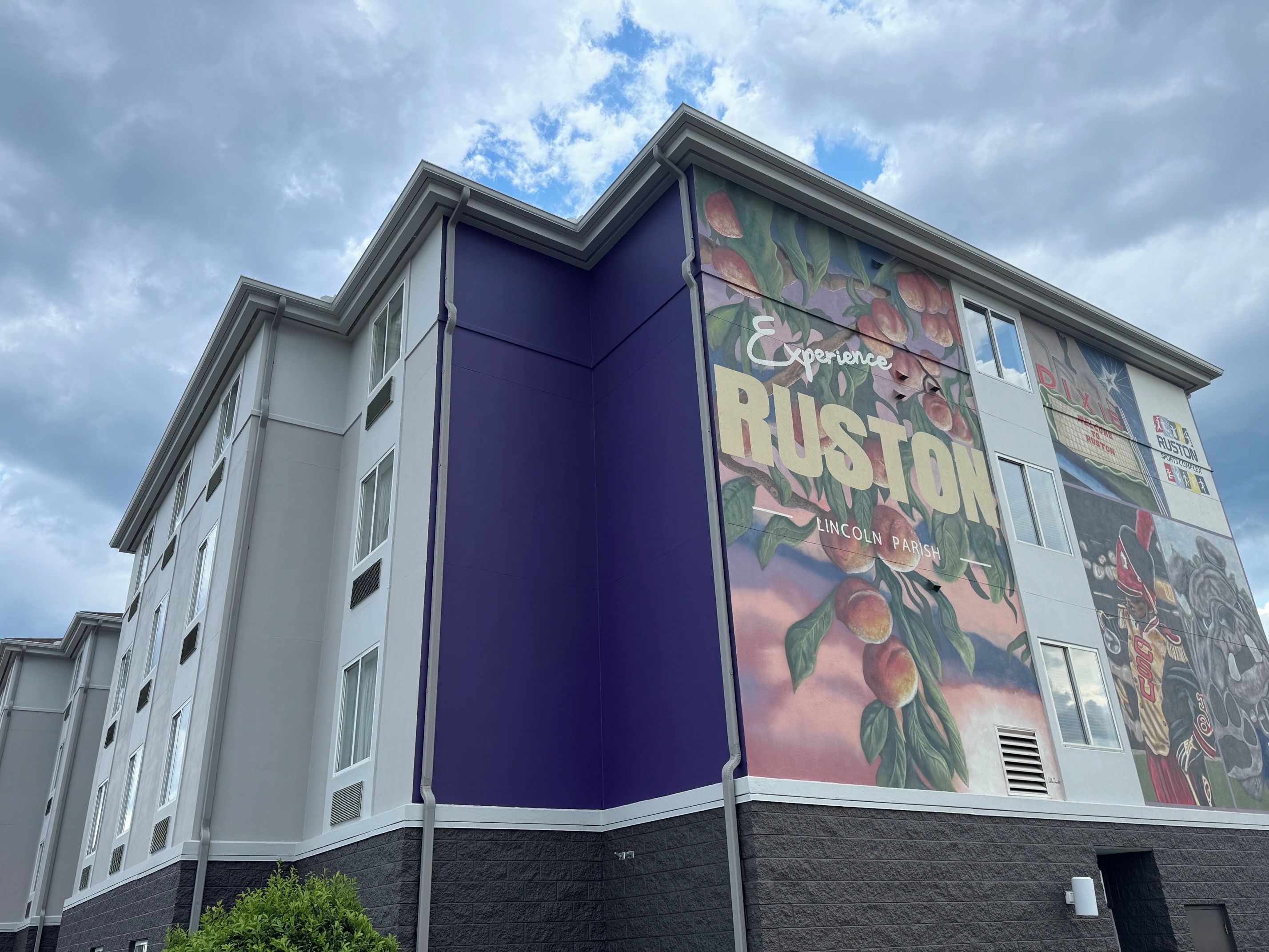 A building with a large mural advertising Ruston, Lincoln Parish.