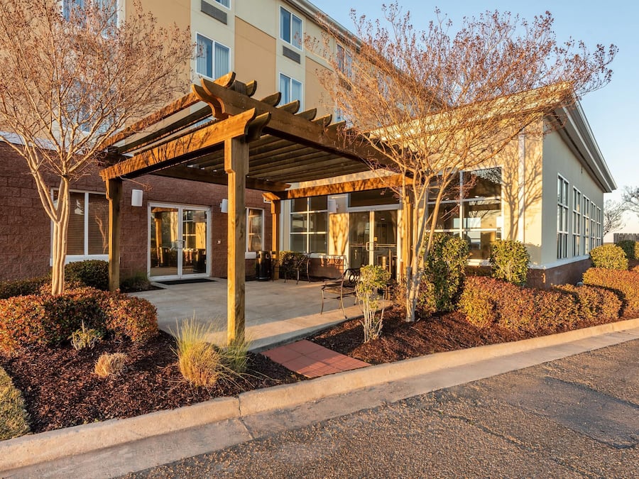 Hồ bơi trong nhà, mở cửa từ 8:00 đến 22:00, ghế dài tắm nắng