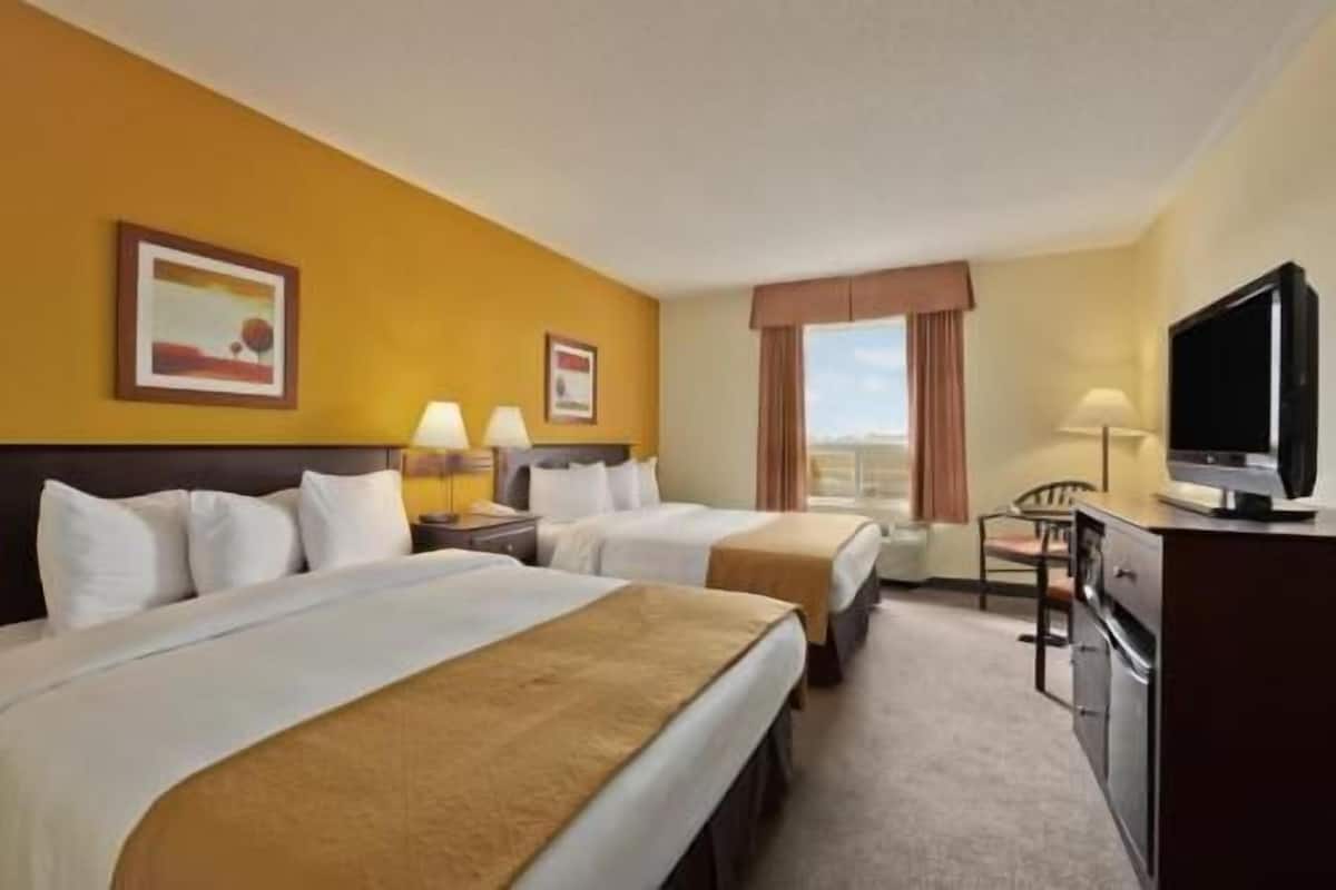 Desk, blackout drapes, iron/ironing board, free WiFi