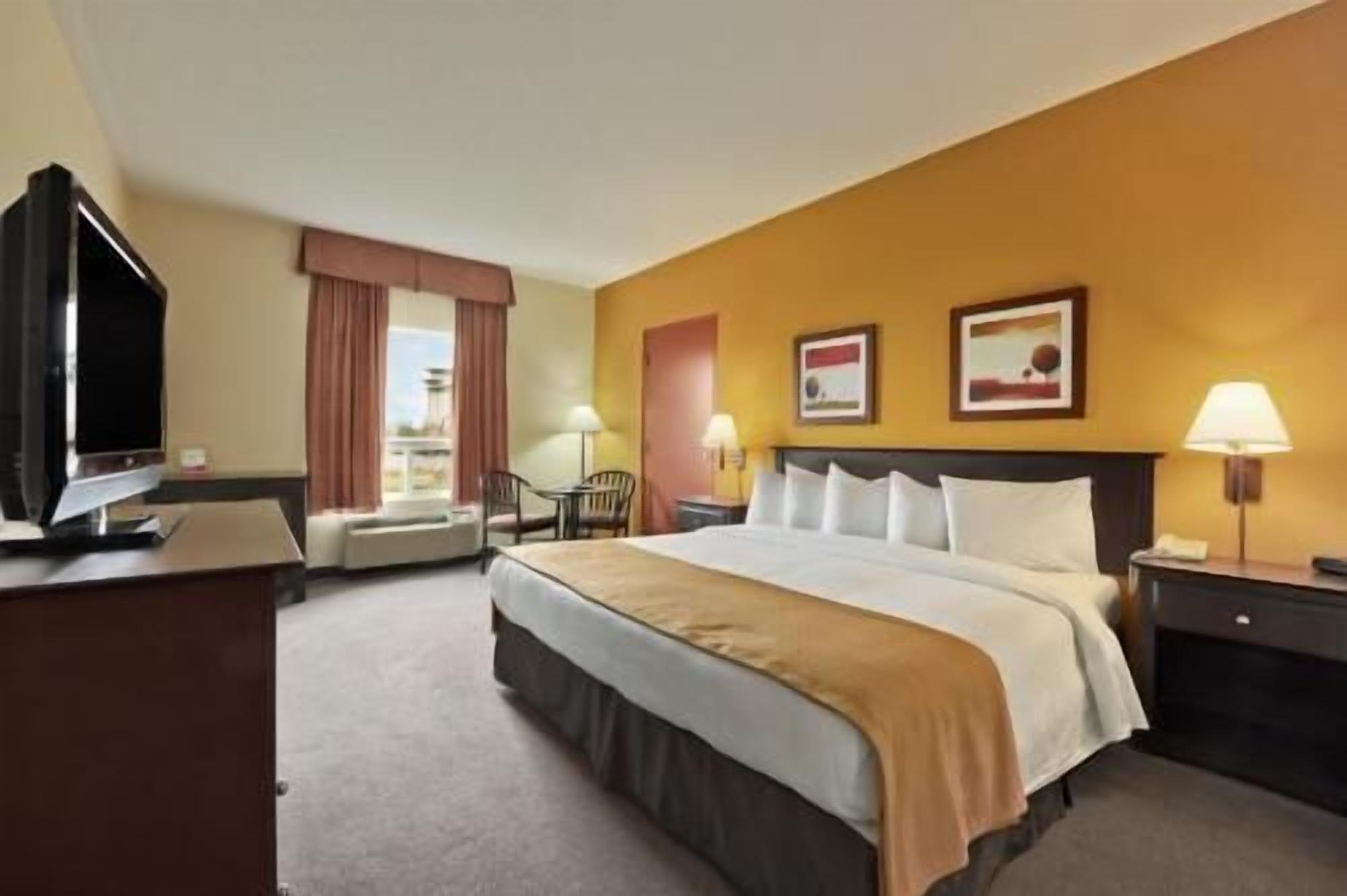 Skrivbord, mörkläggningsgardiner, strykjärn/strykbräda och gratis wi-fi