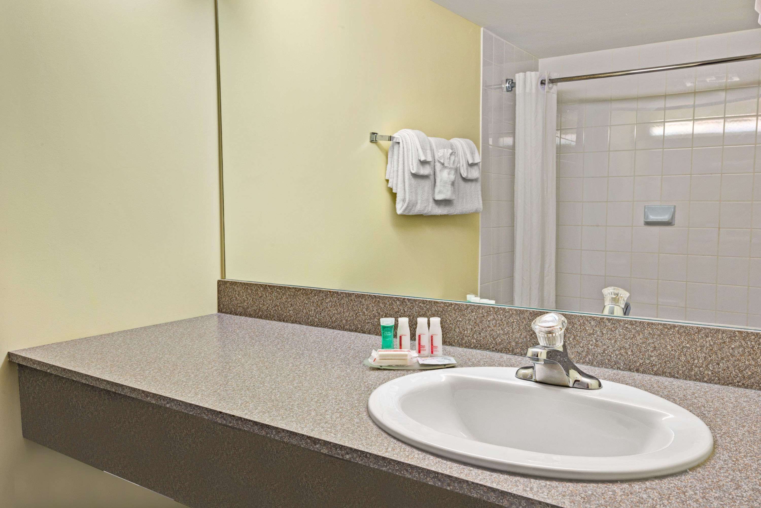 Combined shower/bathtub, free toiletries, hair dryer, towels