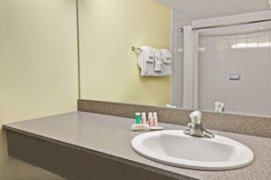 Tina con regadera, amenidades de baño gratuitas, secadora de cabello 