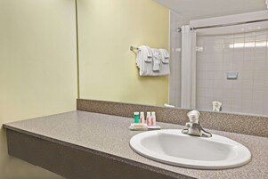 Ducha y bañera combinadas y artículos de higiene personal gratuitos