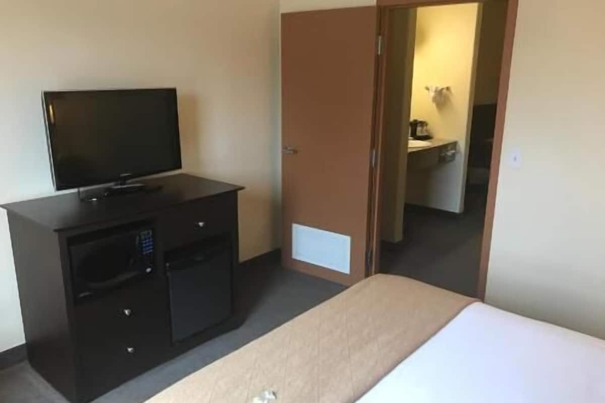 Desk, blackout drapes, iron/ironing board, free WiFi