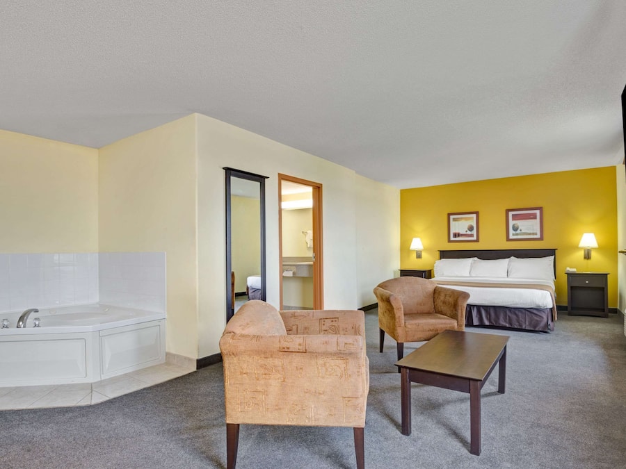 Escrivaninha, cortinas blackout, ferros/tábuas de passar roupa