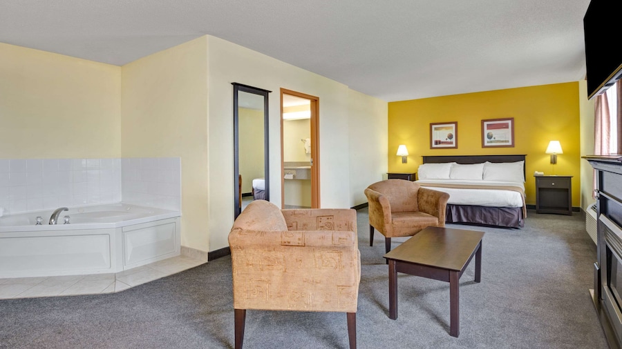 Super 8 by Wyndham Barrie South