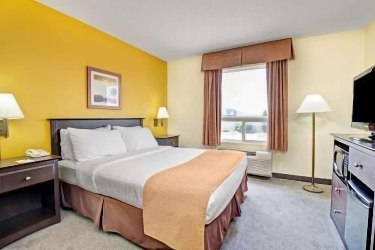 Desk, blackout drapes, iron/ironing board, free WiFi