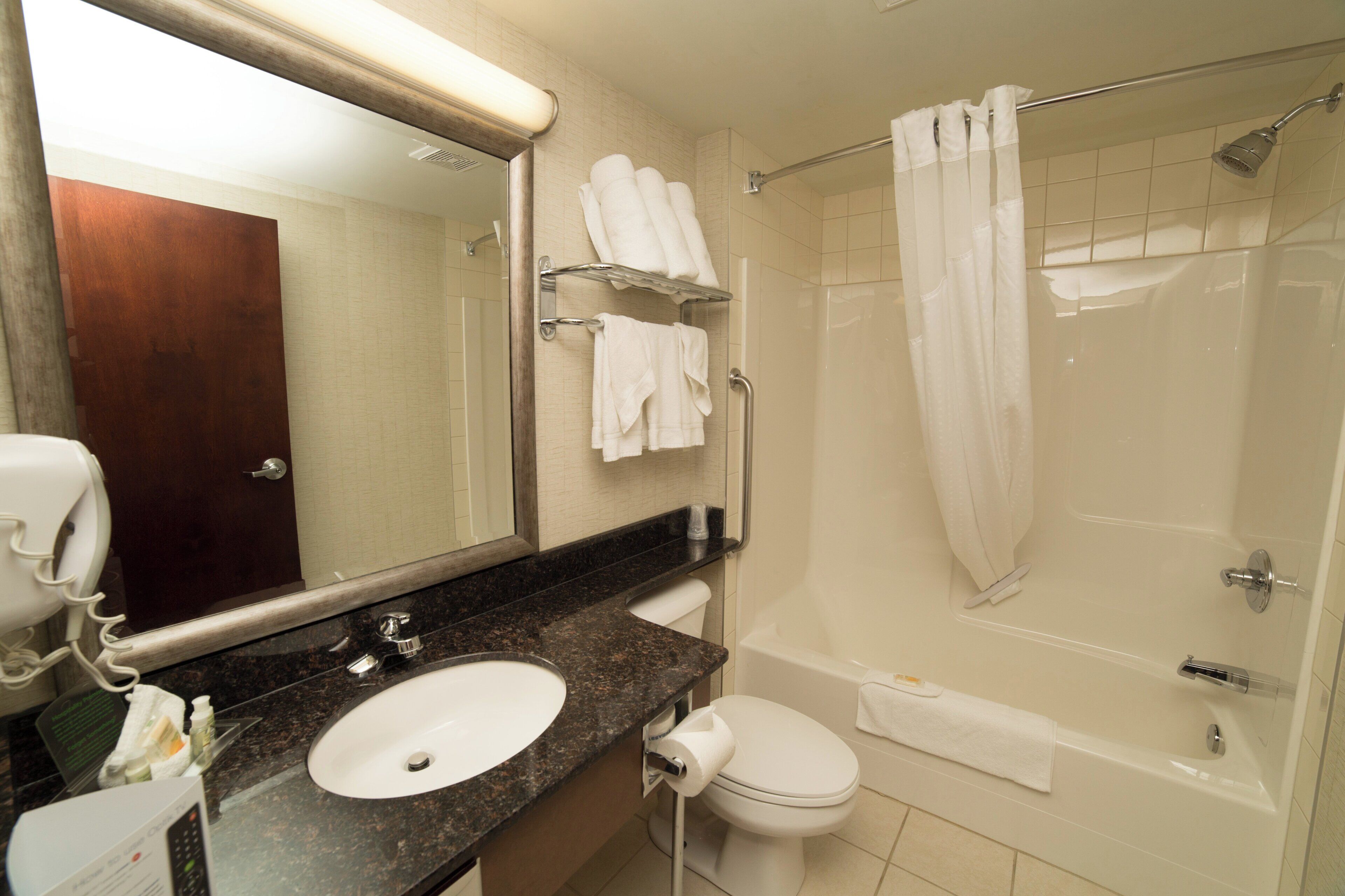 Ein Badezimmer mit Waschbecken, Toilette und Duschbereich.