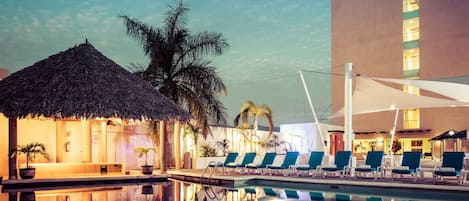 Una piscina al aire libre