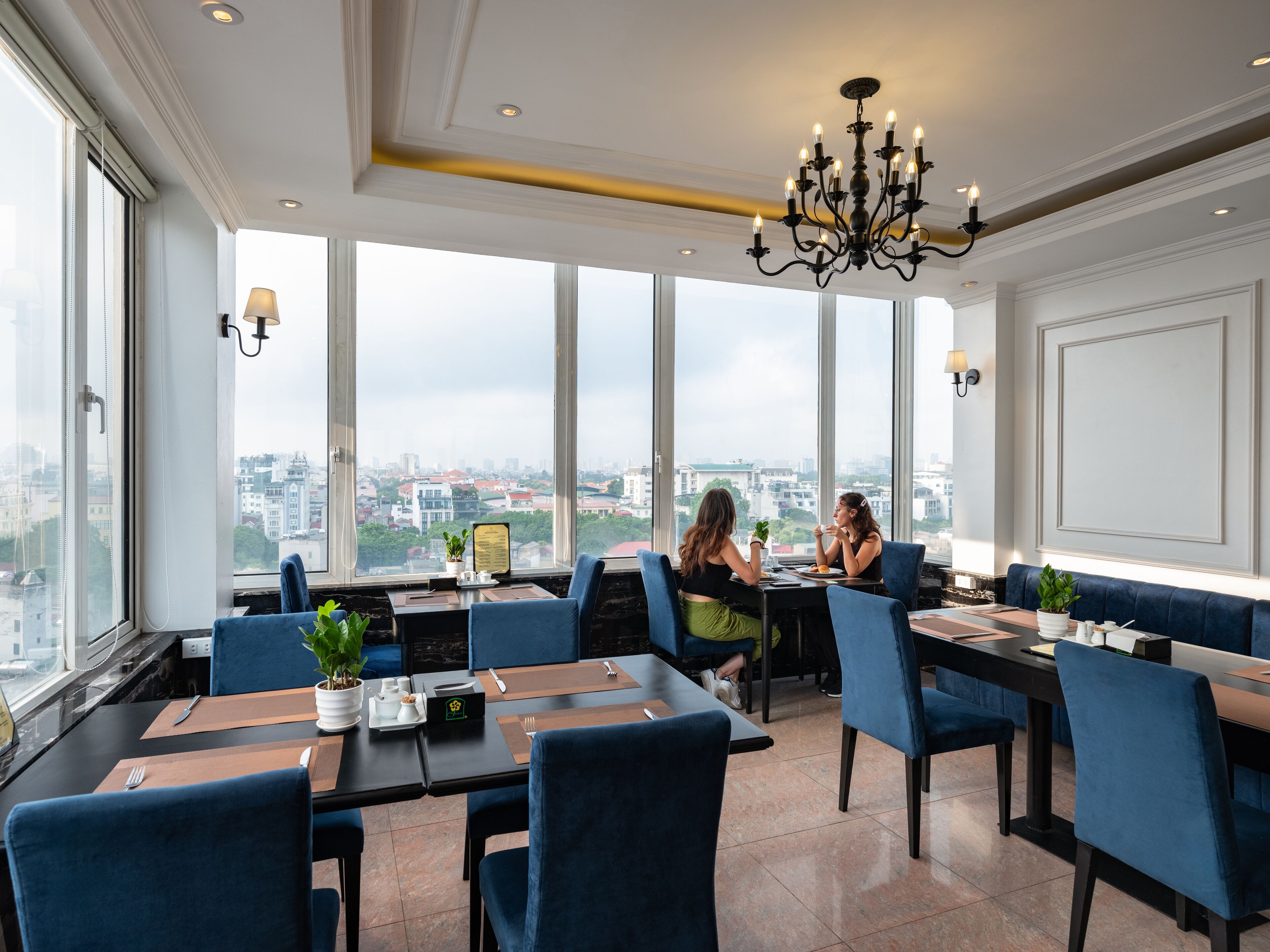 Petit déjeuner, déjeuner et dîner servis sur place