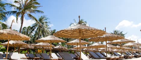 Praia particular, espreguiçadeiras, guarda-sóis, toalhas de praia